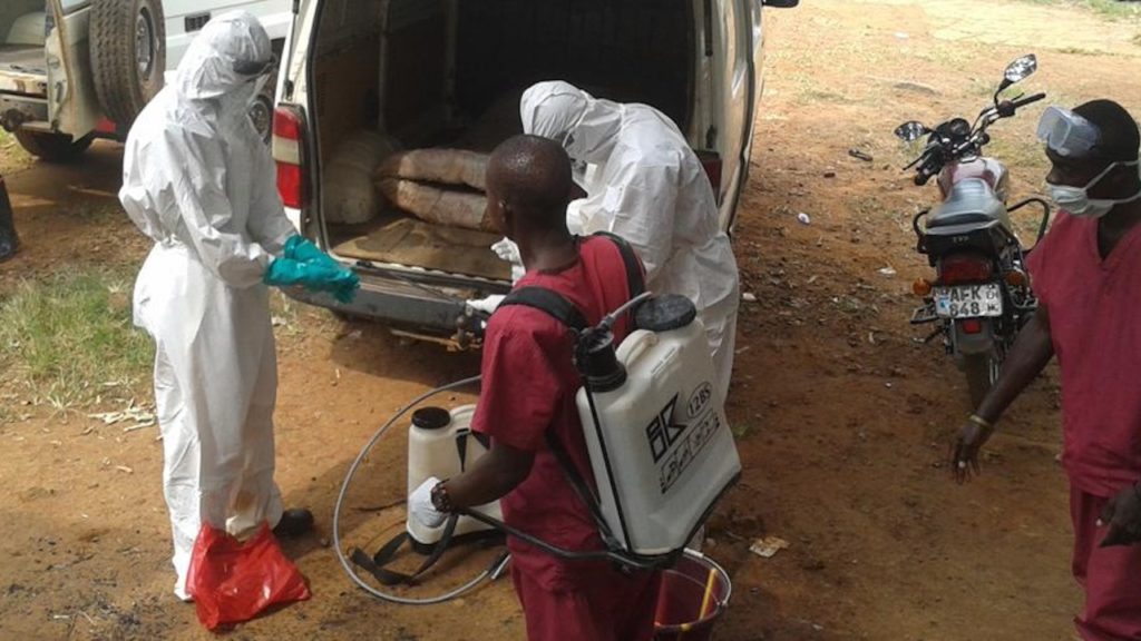 Pendant l’épidémie du virus Ebola, ADRA nourrit les enfants souffrant de malnutrition