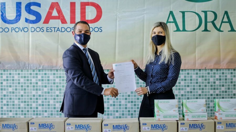 ADRA fait don de 60 000 gants de procédure au DF pour combattre le COVID-19