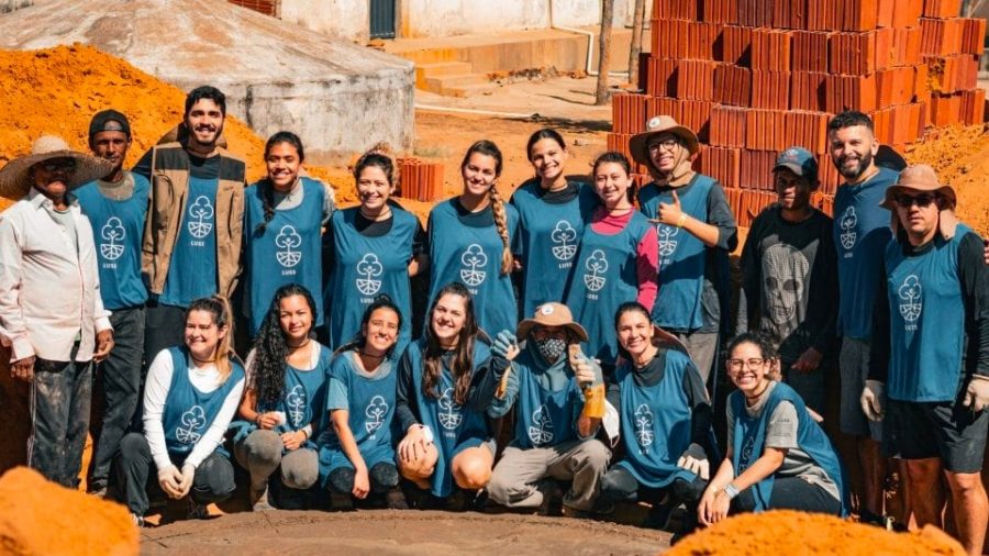 Des étudiants brésiliens passent leurs vacances à construire des citernes