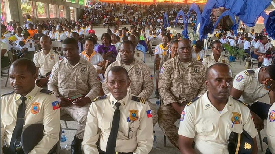 Haïti : la jeunesse adventiste nettoie des stations de police et honore les policiers