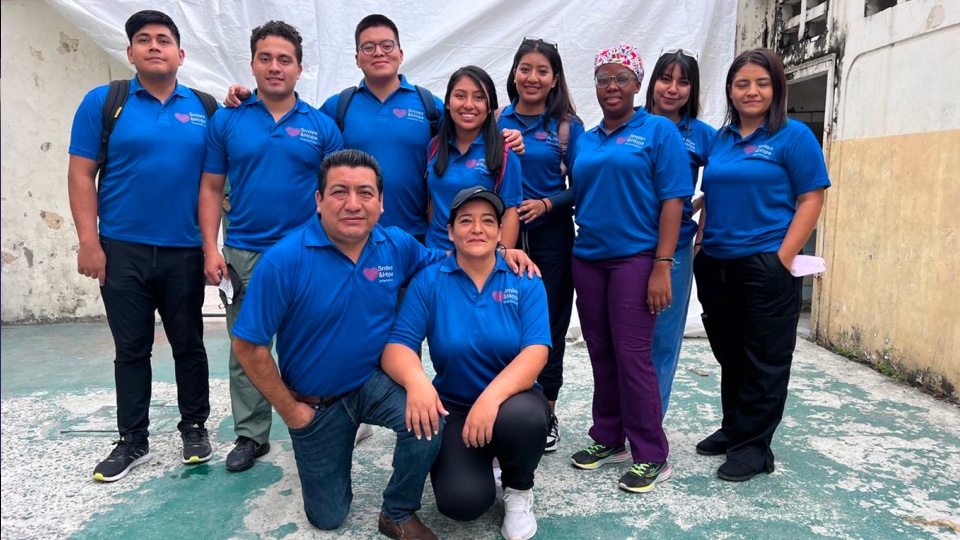 Equipo médico adventista ministrando a personas con necesidades de salud en Ecuador