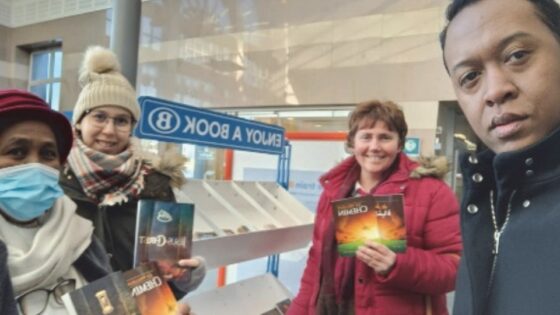 Belgique : Distribution de livres à la gare de Charleroi